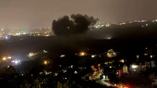 الدخان يتصاعد من إحدى المناطق المستهدفة