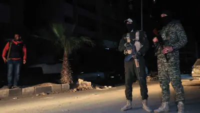 عناصر أمن أمام حاجز في جرمانا