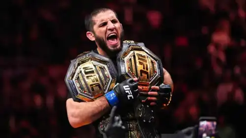 إسلام ماخاشيف يحتفل بإنجازه