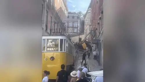 انقلاب إحدى عربات قطار "غلوريا" في لشبونة