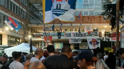 طلاب يحاصرون مبنى التلفزيون الحكومي في بلغراد