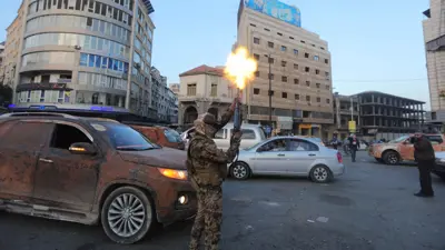 عنصر من الفصائل المسلحة يطلق النار ابتهاجاً بإسقاط النظام