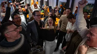 مناصرو حزب "ناليراك" في غرينلاند بعيد صدور النتائج 