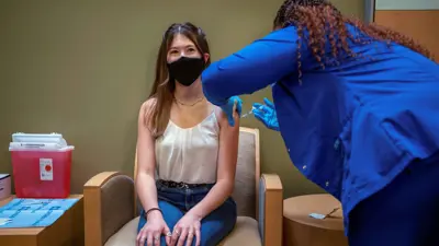فتاة أمريكية تتلقى لقاحا ضد كورونا في لويزيانا