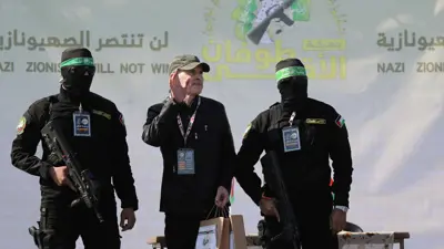 لحظة تسليم المحتجز كيث سيغال في غزة السبت