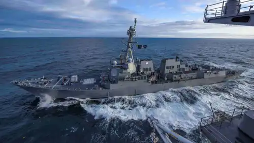 مدمرة امريكية بجانب حاملة طائرات