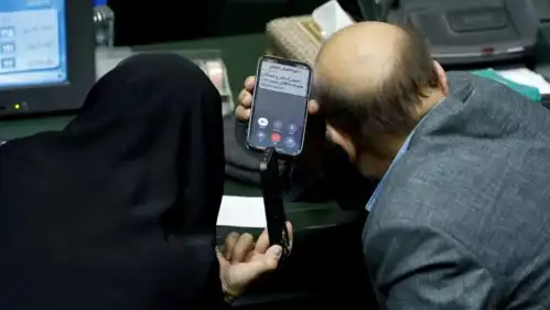 نائبان إيرانيان يستخدمان الهواتف