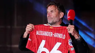 يورغن كلوب يدعم أرنولد ويحمل قميصه