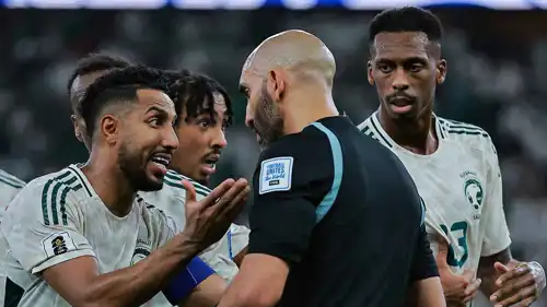 الحكم الكويتي أحمد العلي في مباراة السعودية وإندونيسيا