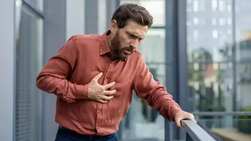 رجل يتعرض لنوبة قلبية 