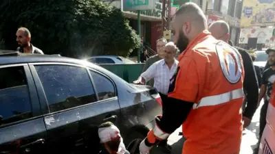 موظف إسعاف يحاول علاج أحد المصابين