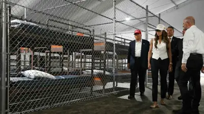 ترامب خلال زيارته سجن التمساح ألكاتراز 