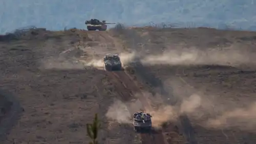 دبابات عسكرية إسرائيلية عند الحدود اللبنانية