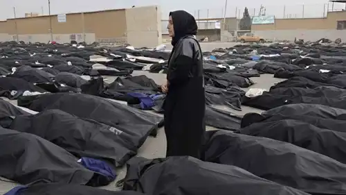 سيدة إيرانية وسط جثث قتلى الاحتجاجات