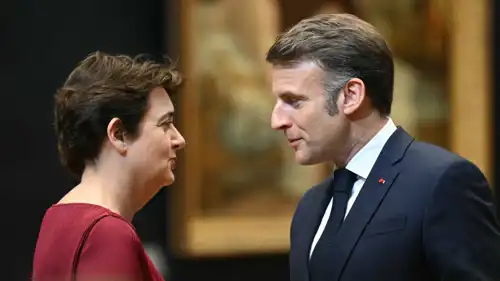 الرئيس الفرنسي لدى استقباله في وقت سابق رئيسة متحف اللوفر