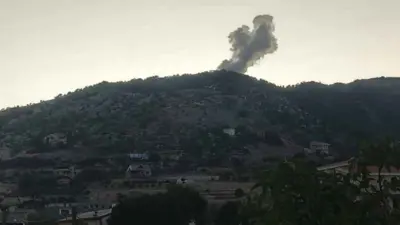 الدخان يتصاعد من موقع الغارة الإسرائيلية