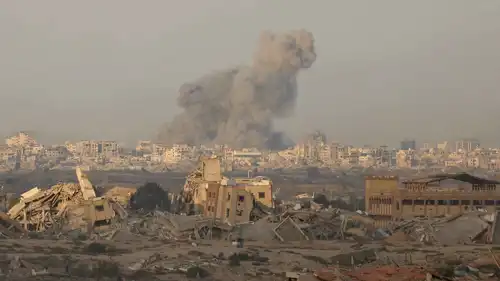 دخان يرتفع في سماء قطاع غزة بعد غارة إسرائيلية