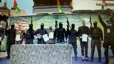 أثناء تسليم حماس الأسرى