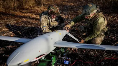 جنديان أوكرانيان يستعدان لإطلاق مسيرة