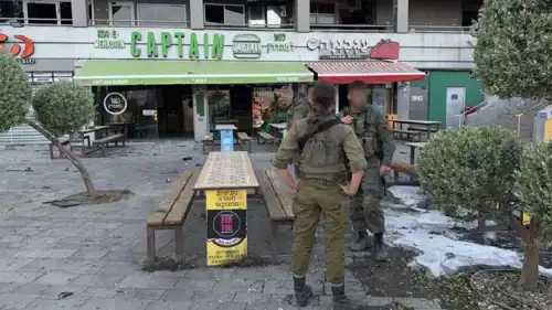 جنود إسرائيليون في موقع الهجوم بإيلات