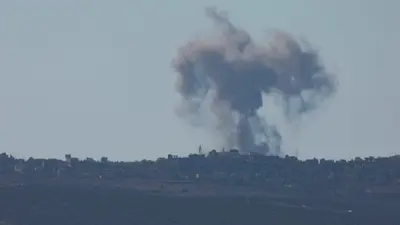 دخان يتصاعد من مبان بعد قصف شمال إسرائيل