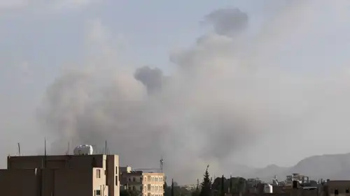 دخان يتصاعد بعد غارة على صنعاء