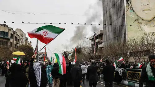 غارة جوية بينما رفع إيرانيون العلم الوطني في طهران