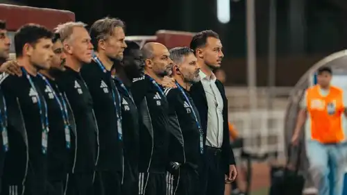 ماتياس يايسله مع الجهاز الفني للأهلي السعودي