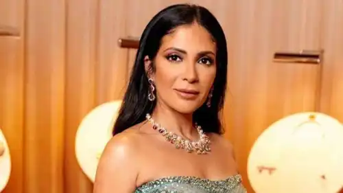 الفنانة منى زكي