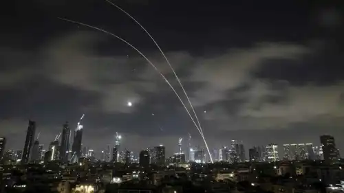 أجسام مضيئة في سماء تل أبيب