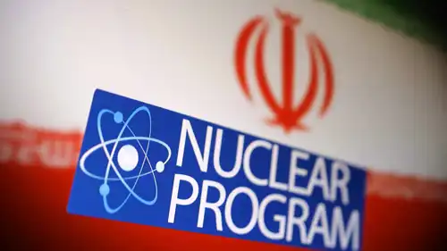 علم إيران وشعار الذرة بالإضافة إلى عبارة "البرنامج النووي"