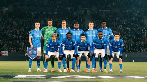 زكرياء الواحدي (وسط في صف الجالسين) مع جينك