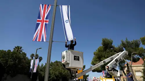 علم إسرائيل بجانب العلم البريطاني