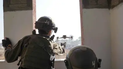 جنديان إسرائيليان مقابل مسيرة في غزة