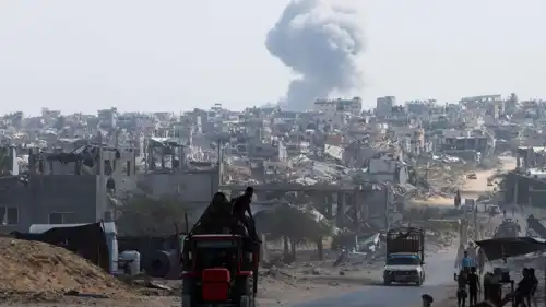 دخان يتصاعد إثر قصف إسرائيلي على غزة