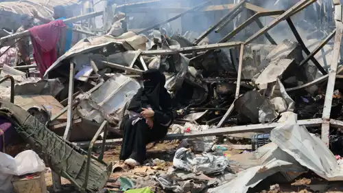 سيدة على أنقاض منزل مدمر في قطاع غزة