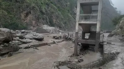 انهيار الجسر جراء الفيضان