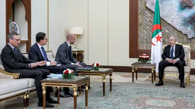 الرئيس الجزائري عبد المجيد تبون ووزير الخارجية الفرنسي جان نويل بارو