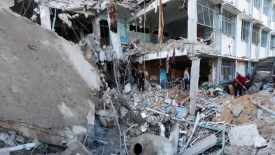 قصف مدرسة تؤوي نازحين في مخيم البريج