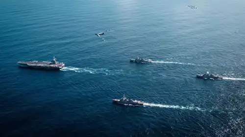 حاملة طائرات وقطع بحرية وقاذفات أمريكية في الكاريبي