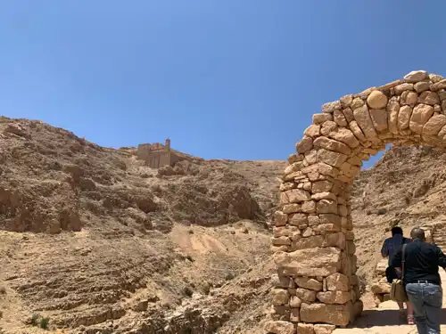 طريق الصعود إلى مغاور جبال القلمون الشرقية بسوريا