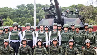 الرئيس التايواني لاي تشينغ وعدد من القادة خلال المناورة