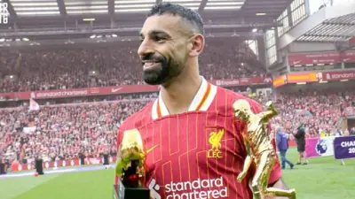 محمد صلاح مع جائزة الحذاء الذهبي