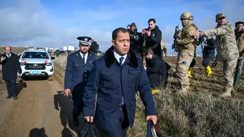  مسؤولون عسكريون ليبيون عند موقع تحطم الطائرة