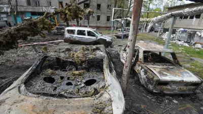 سيارات محترقة إثر هجوم روسي سابق بالمسيّرات على دنيبرو، أوكرانيا