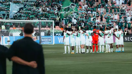 إيفان توني مع لاعبي الأهلي السعودي