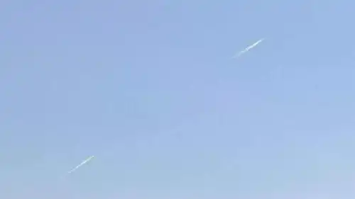 آثار صاروخين إيرانيين بعد إجراء تجارب اليوم الاثنين