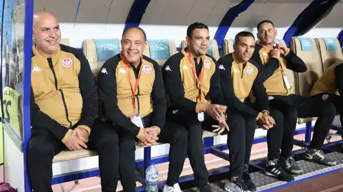 سامي الطرابلسي (يسار) مع مساعديه