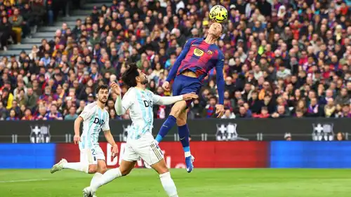 روبرت ليفاندوفيسكي خلال مباراة برشلونة ضد ريال أوفييدو