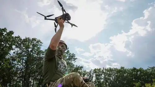 جندي أوكراني خلال إطلاق طائرة مسيرة